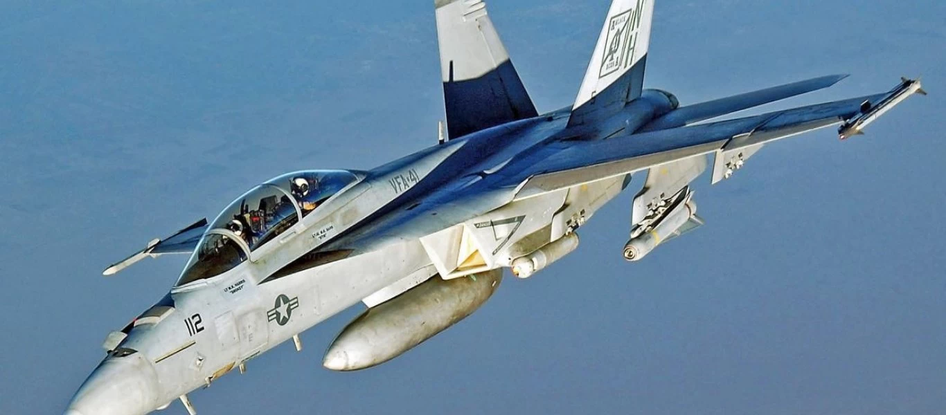Εντυπωσιακό βίντεο: F/A-18E Super Hornet στην υπέρτατη προσπάθεια επιβίωσης από αντιαεροπορικό βλήμα
